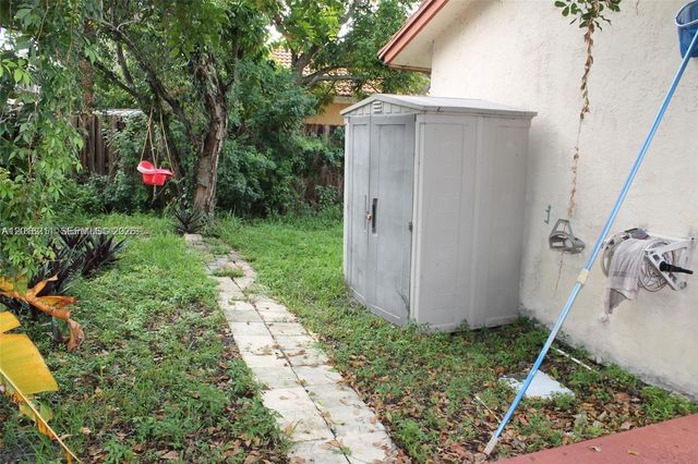 10340 SW 15th St, Pembroke Pines, FL 33025
