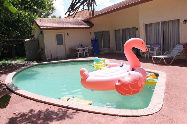 10340 SW 15th St, Pembroke Pines, FL 33025