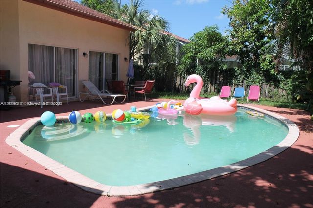 10340 SW 15th St, Pembroke Pines, FL 33025