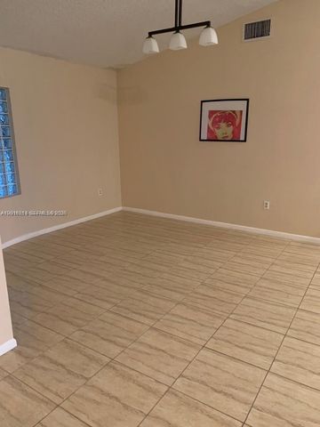 10340 SW 15th St, Pembroke Pines, FL 33025