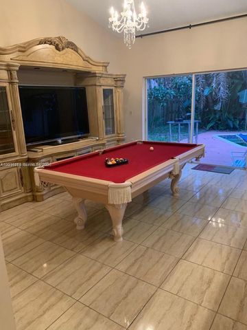 10340 SW 15th St, Pembroke Pines, FL 33025