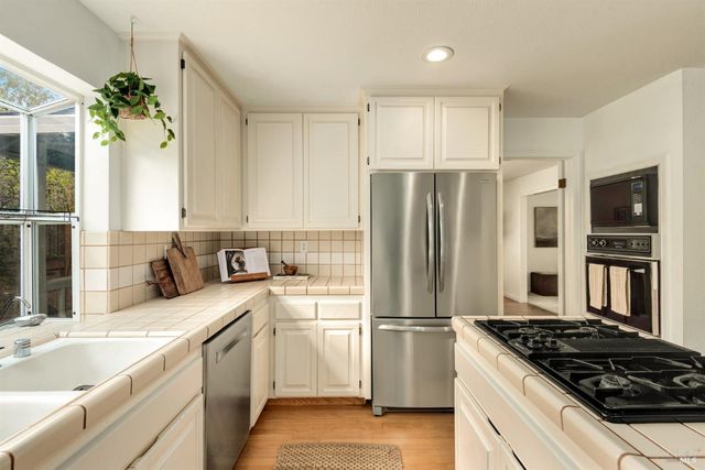 410 Tee Dr, Healdsburg, CA 95448