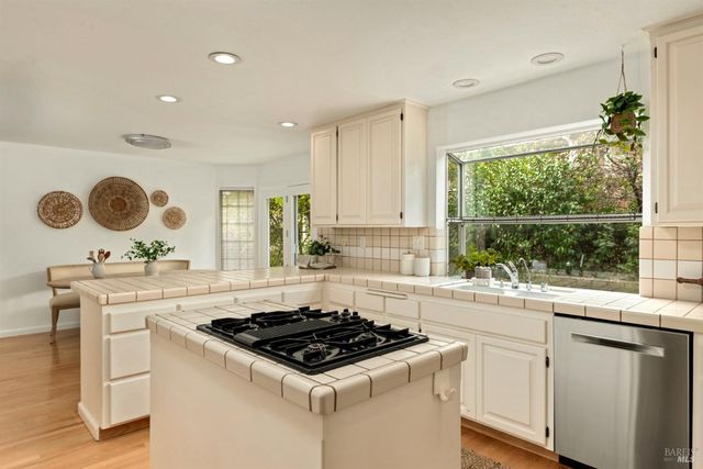 410 Tee Dr, Healdsburg, CA 95448
