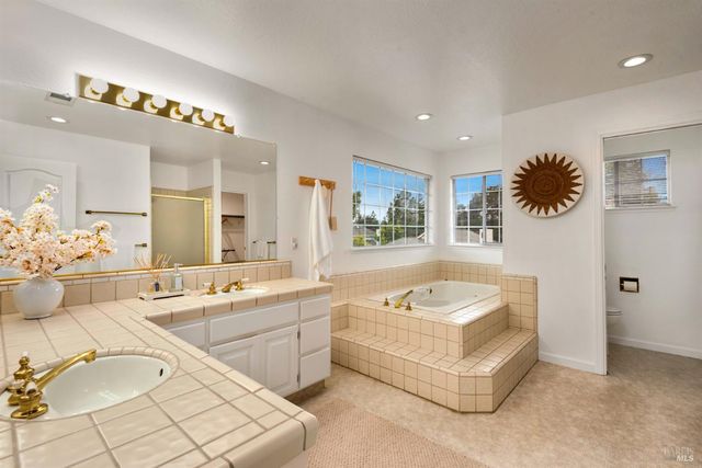 410 Tee Dr, Healdsburg, CA 95448