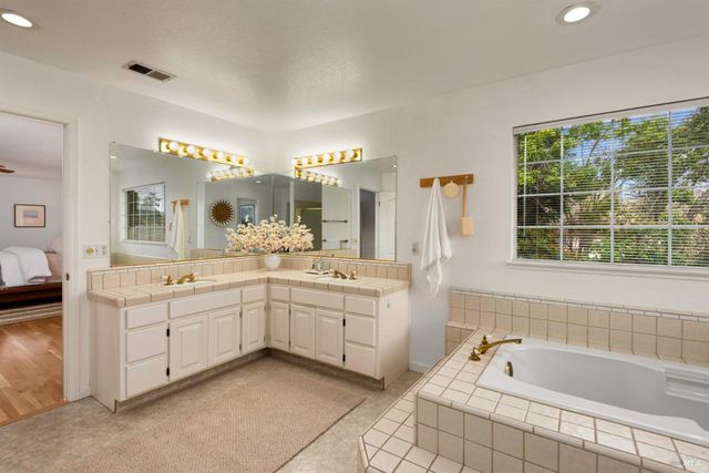 410 Tee Dr, Healdsburg, CA 95448