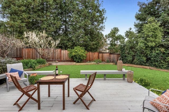 410 Tee Dr, Healdsburg, CA 95448