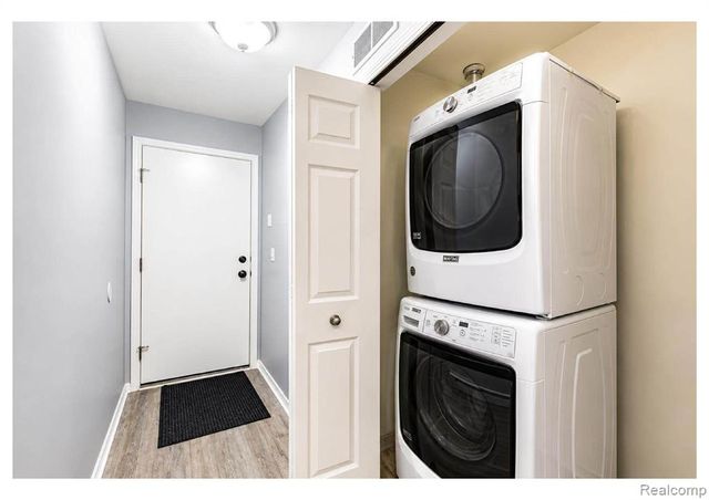 1097 Foxboro, Troy, MI 48083