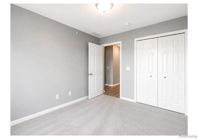 1097 Foxboro, Troy, MI 48083
