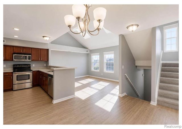 1097 Foxboro, Troy, MI 48083