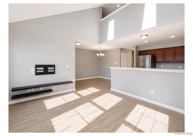 1097 Foxboro, Troy, MI 48083