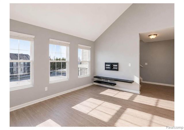 1097 Foxboro, Troy, MI 48083