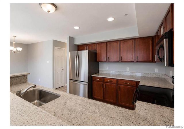 1097 Foxboro, Troy, MI 48083