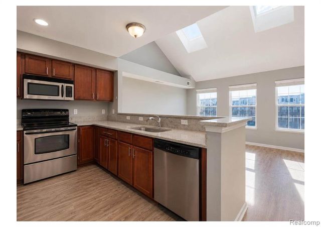 1097 Foxboro, Troy, MI 48083