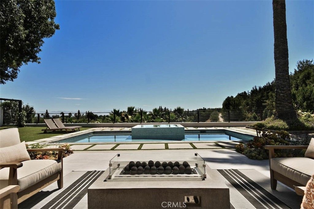 Image 36 of property listing at 5124 Boda Place, Woodland Hills, CA 91367