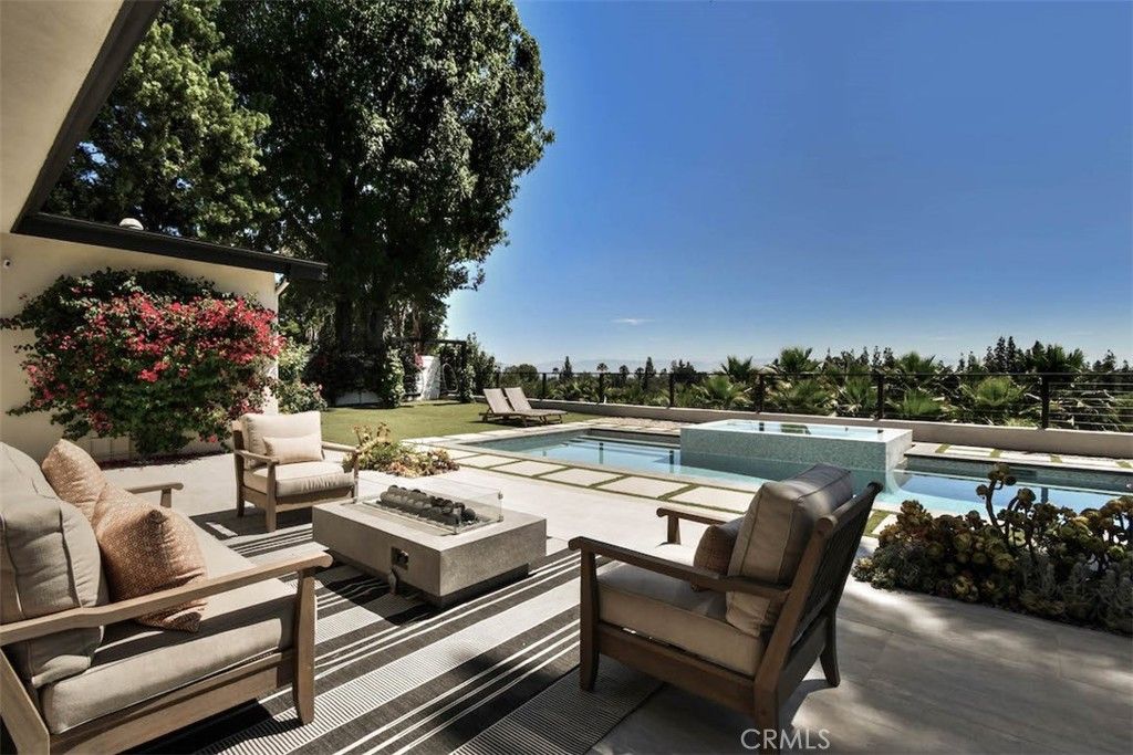 Image 37 of property listing at 5124 Boda Place, Woodland Hills, CA 91367