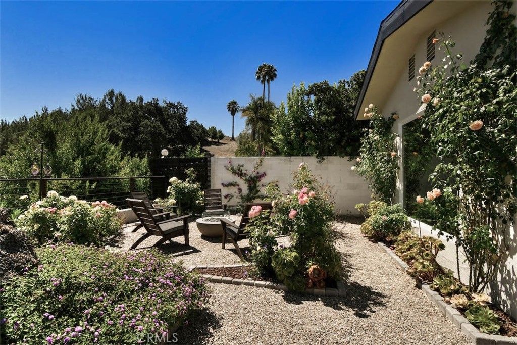 Image 41 of property listing at 5124 Boda Place, Woodland Hills, CA 91367