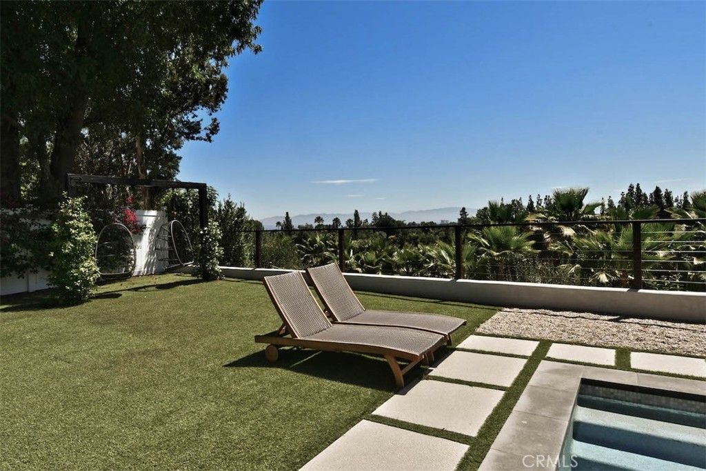 Image 43 of property listing at 5124 Boda Place, Woodland Hills, CA 91367