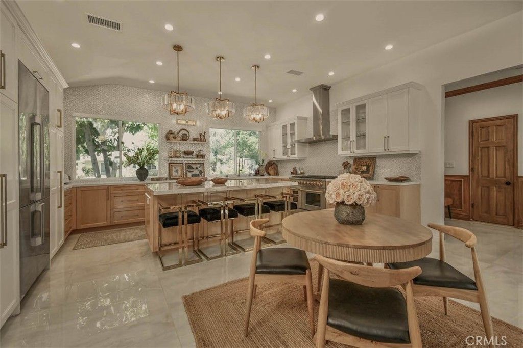 Image 5 of property listing at 5124 Boda Place, Woodland Hills, CA 91367