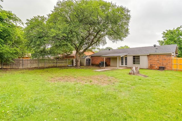 828 Lynne Lane, Burleson, TX 76028