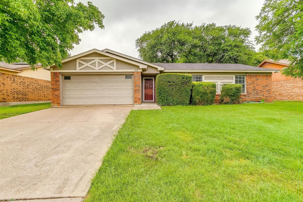 828 Lynne Lane, Burleson, TX 76028