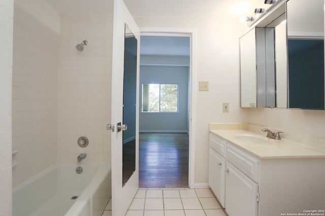 3102 Eisenhauer Rd Apt B16, San Antonio, TX 78209
