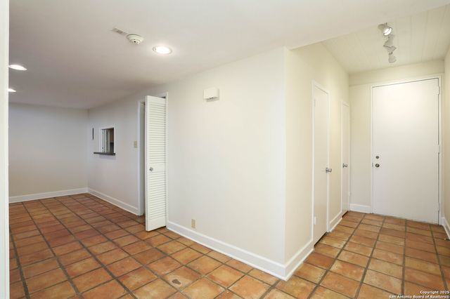 3102 Eisenhauer Rd Apt B16, San Antonio, TX 78209