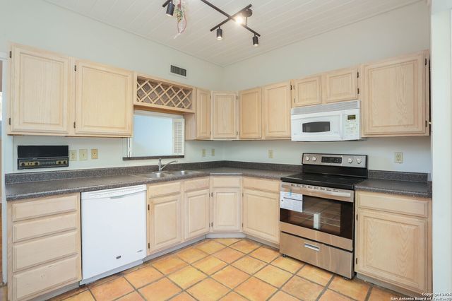 3102 Eisenhauer Rd Apt B16, San Antonio, TX 78209