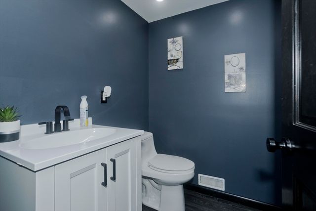 10 View St, Holyoke, MA 01040