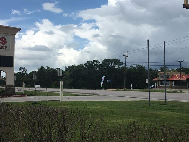 908 S Columbia Drive, West Columbia, TX 77486