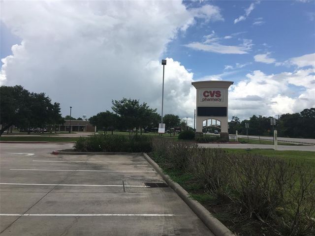 908 S Columbia Drive, West Columbia, TX 77486