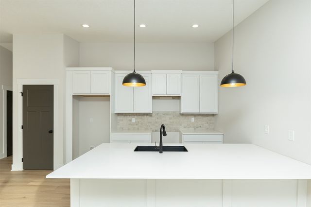 2390 Emma Avenue, Des Moines, IA 50321