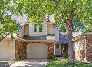 6834 Oakwood Drive, Urbandale, IA 50322