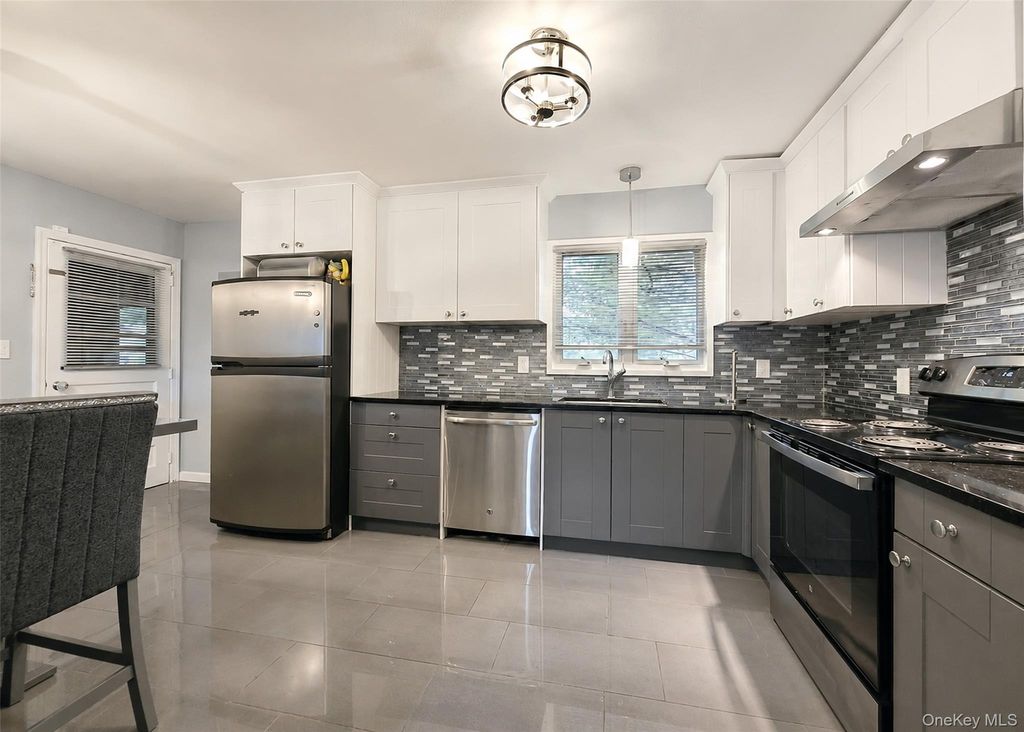27 Halsey Street, Port Jefferson Station, NY 11776 — photo 2