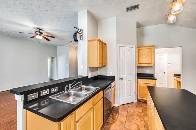 914 Mesquite Drive, Magnolia, TX 77354