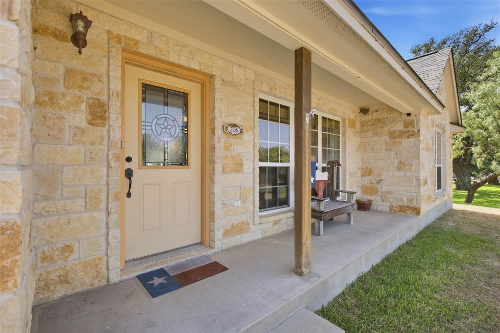 305 Pecan DR, Kingsland, TX 78639
