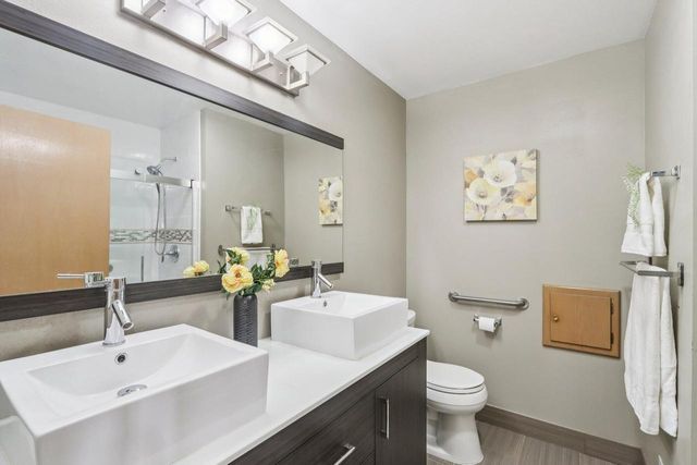 3254 S 121st STREET, West Allis, WI 53227