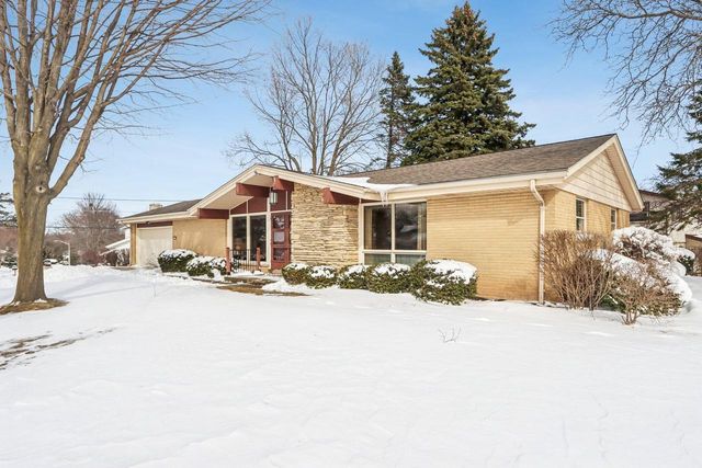 3254 S 121st STREET, West Allis, WI 53227