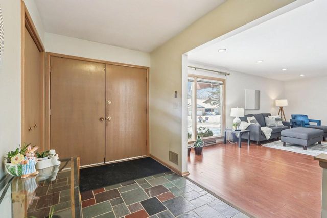 3254 S 121st STREET, West Allis, WI 53227