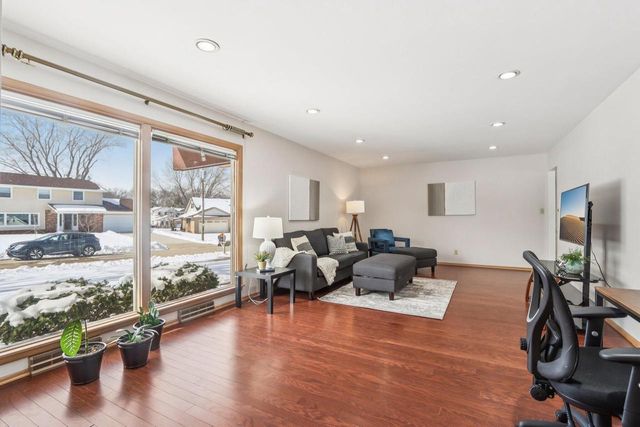 3254 S 121st STREET, West Allis, WI 53227