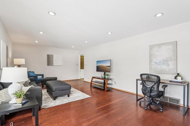 3254 S 121st STREET, West Allis, WI 53227