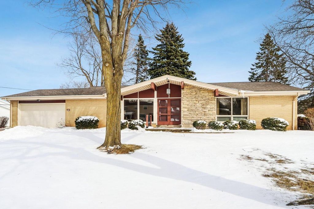 3254 S 121st STREET, West Allis, WI 53227