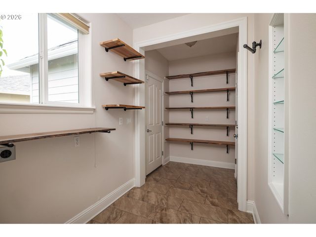 15829 Se BYBEE Dr, Portland, OR 97236