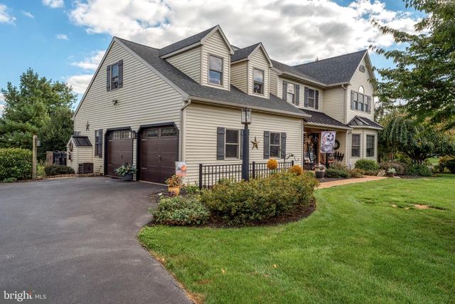 5 VILLAGE DR, Lititz, PA 17543
