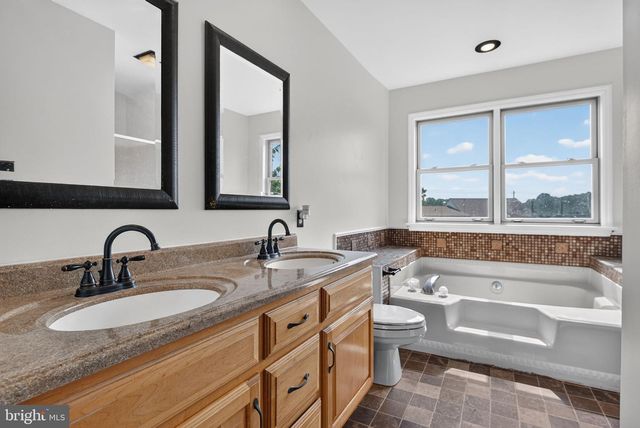 5 VILLAGE DR, Lititz, PA 17543