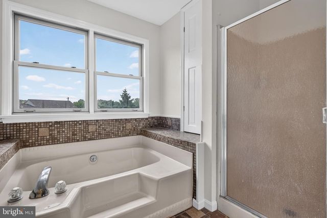 5 VILLAGE DR, Lititz, PA 17543