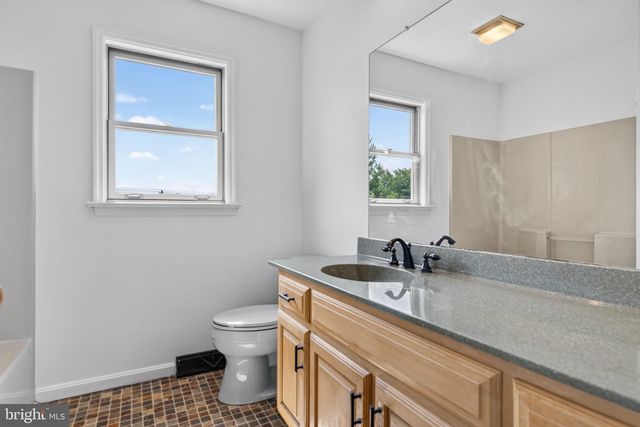 5 VILLAGE DR, Lititz, PA 17543