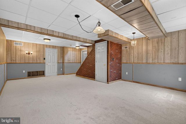 5 VILLAGE DR, Lititz, PA 17543
