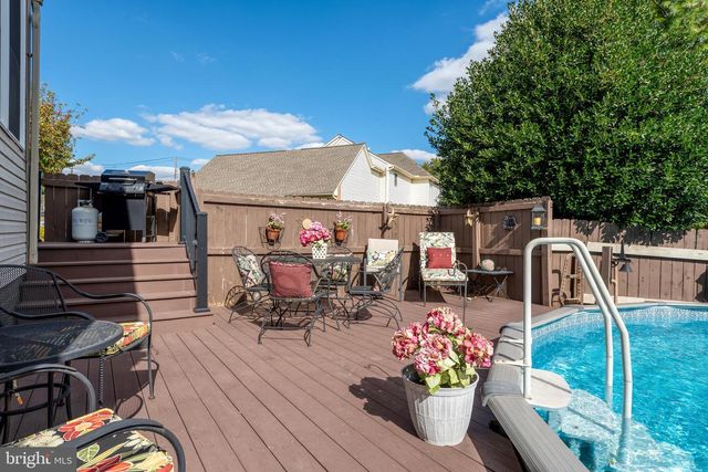 5 VILLAGE DR, Lititz, PA 17543