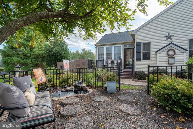 5 VILLAGE DR, Lititz, PA 17543