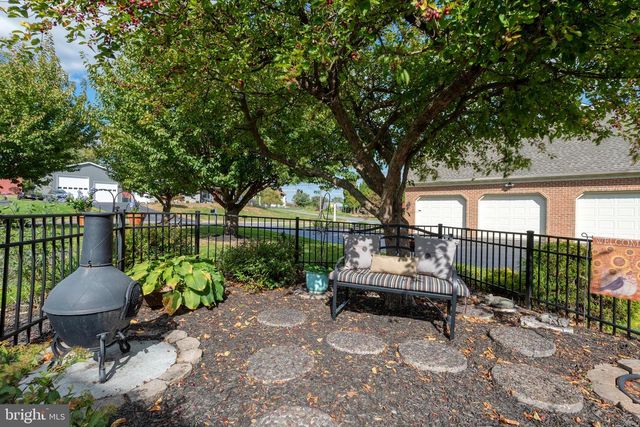 5 VILLAGE DR, Lititz, PA 17543
